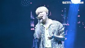 李洪基在舞台上一言一行都吸引著歌迷們的目光。