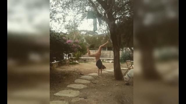 妹子倒立失敗慘跌　一旁狗狗本能硬騎