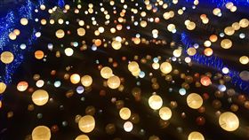 不只蜂炮  月津港燈節成鹽水新指標（1）農曆過年期間，不少民眾造訪台南鹽水的「月津港燈節」，其中一件作品「行星計畫」，將大大小小的燈籠吊掛在河面上，夜晚時配合燈光投射、倒影映照，優美的畫面成為不少民眾拍照、打卡熱點。中央社記者鄭景雯攝  108年2月18日