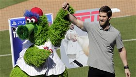 ▲哈波與費城人著名的吉祥物Phanatic一起拍照。（圖／美聯社／達志影像）