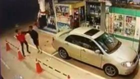 加油員遭憤怒民眾揮拳攻擊臉部。（圖／翻攝自爆料公社）