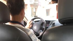 兒摔溜滑梯破頭流血！熱心阿公「妳等我」開車載送醫　媽哭：謝你願意雞婆(圖/翻攝自爆廢公社)