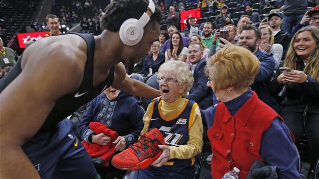 NBA／米歇爾超暖心　送老奶奶球鞋