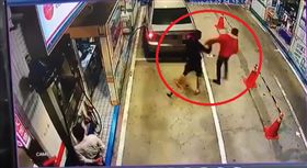 加油不願熄火，副駕乘客下車動手打人還嗆「燒掉我會賠！」(圖/爆怨公社)