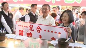 總統蔡英文1日到台南出席活動，並且利用空檔光顧台南市著名的東山鴨頭，3日在LINE上公開影片。（圖／擷取自蔡英文LINE）