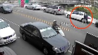 2屁孩扳路邊車後視鏡　車主爆氣回應