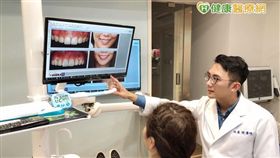 張豪傑醫師說明，「露齦笑」形成原因包括：天生牙冠過短、上顎骨過度增生、骨性暴牙、補償性門牙過度萌發，或因後天不明原因、藥物影響等因素造成，牙齦過度增生狀況。