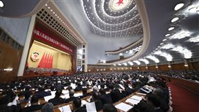 中國兩會今年靜謐壓抑  等待核心一錘定音在「講政治」及「振經濟」主軸下，2019年「兩會」氣氛顯得有點靜謐壓抑，看似在等待著定調的錘音。圖為中國人民政治協商會議第13屆全國委員會第2次會議3日在北京人民大會堂開幕。（中新社提供）中央社  108年3月3日