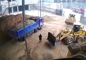大陸,推土機,視線死角,砂石粉碎機,肉泥(圖/翻攝自YouTube)