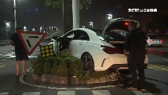 嗨唱完酒駕上路　駕駛自撞插進分隔島