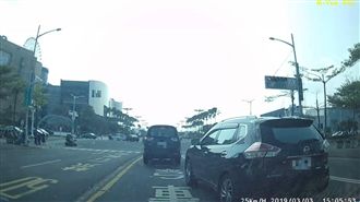 三寶開車硬要「插隊」！下一秒GG了