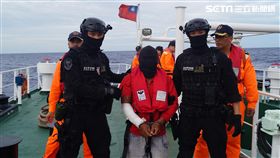 海巡署特勤隊員押解涉嫌殺人劫船的菲籍大副回到巡護8號（翻攝畫面）