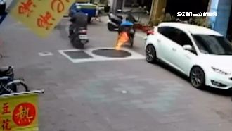 人孔蓋竄火！ 輪椅男亂丟菸蒂惹禍