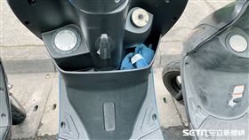 機車置物槽放抹布／記者林奇樺攝