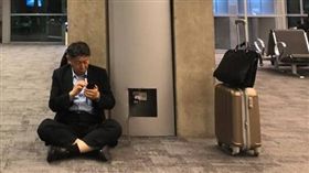 柯文哲坐地上（翻攝自柯文哲臉書）