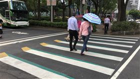 台北市試辦3D立體斑馬線（2）台北市交通管制工程處今年3月選定民生敦化路口（號誌路口）（圖）及另一處非號誌路口試辦繪製3D立體斑馬線，不過有些民眾認為號誌路口成效不大。中央社記者梁珮綺攝　107年4月23日