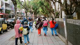 放學,下課,接送（圖／攝影者Busy Shutter 重按組, Flickr CC License） https://goo.gl/vtwwuU