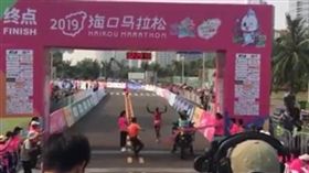 說明 大陸馬拉松又出包！攝影車竟搶先選手撞斷終點彩帶　圖／翻攝微博
