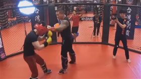 孫安佐「越級打怪」影片曝光！嘴破眼瘀青 館長讚「叫小賀」(圖/翻攝自寶寶愛館長YouTube)
