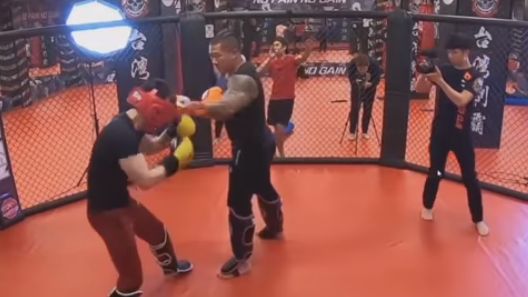 孫安佐單挑館長影片曝　遭海扁嘴濺血