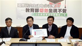 育達科大爆外籍生淪黑工　教育部：將充分課責民進黨籍立委張廖萬堅（左2）4日在記者會中指出，育達科大涉嫌與仲介代辦公司合作，招攬菲律賓學生來台就學，並強迫到工廠打工；教育部次長劉孟奇（左）與會表示，會全力協助受害學生，並將對校方充分課責。中央社記者郭日曉攝　108年3月4日