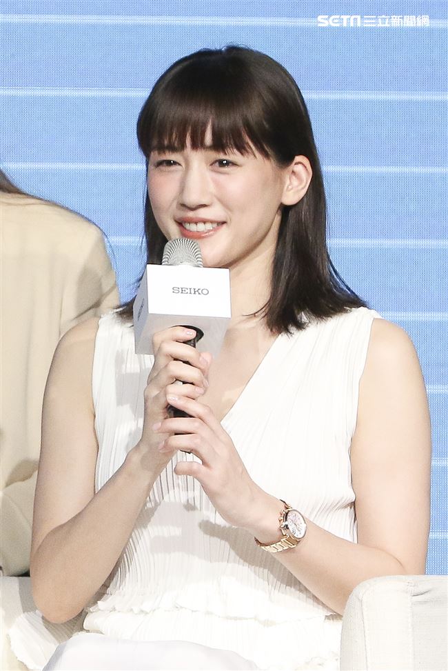 日本女星綾瀨遙代言鐘錶品牌活動，一身純白洋裝出席現場氣質非凡。（記者林士傑/攝影）