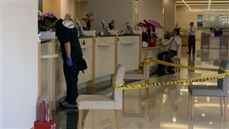 板橋玉山銀遭搶！嫌持槍翻進櫃檯搜刮