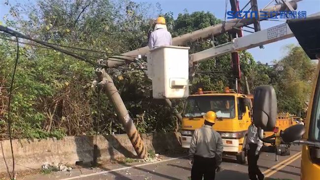 貨櫃車勾斷電線桿　釀150戶大停電