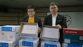 以核養綠公投發起人黃士修與廖彥朋4日下午將「重啟核四」及「核能減煤」兩項公投連署案送抵中選會。（圖／記者盧素梅攝）