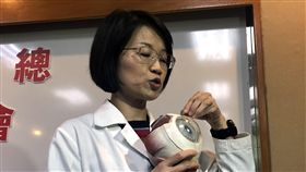 醫：青光眼初期很難察覺　高度近視為危險族群台北榮民總醫院眼科部青光眼科醫師柯玉潔4日表示，青光眼是一種是神經病變，疾病末期中心視力會受損，甚至喪失光感，但初期只有周邊視野微微變暗、中心視力都正常，患者很難察覺異樣，直到發現視力受損，往往為時已晚，其中高度近視患者更是高風險族群，應提高警覺。中央社記者張茗喧攝　108年3月4日