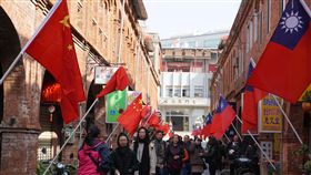 兩岸旗幟金門飄揚　民眾觀感不一1日是中華民國107年元旦，金門模範街上青天白日滿地紅國旗和中國大陸五星旗同步飄揚，有民眾和遊客爭相拍照打卡，但也有人認為怪怪的。中央社記者黃慧敏攝　107年1月1日