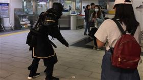 爆廢公社,黑武士,悠遊卡（圖／翻攝自臉書爆廢公社）