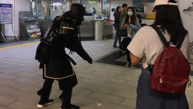 帥氣黑武士搭捷運　下秒掉漆慘變悲劇