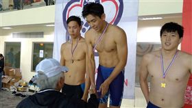 莊沐倫春季分齡泳賽100公尺仰式破全國高師大附中游泳小將莊沐倫（右2）4日在108年全國春季分齡游泳錦標賽男子100公尺仰式賽事，以55秒78破全國摘金。（鄭創禧提供）中央社記者龍柏安傳真　108年3月4日