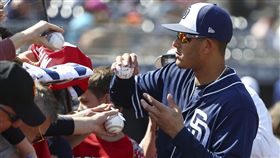 ▲Manny Machado在春訓受到球迷包圍。（圖／美聯社／達志影像）