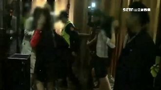 警方大陣仗臨檢！長腿辣妹驚嚇急閃躲