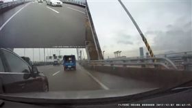 台北,逼車,妨害公眾往來安全,新北環快,強制,毀損,傷害。翻攝自爆料公社