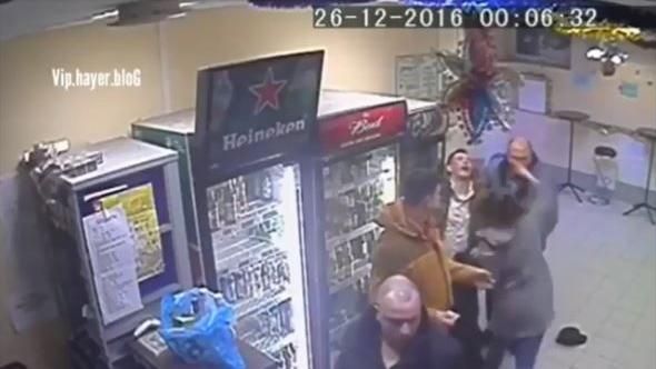 奧客亂揍人　女店員鉤拳、旋踢打趴他