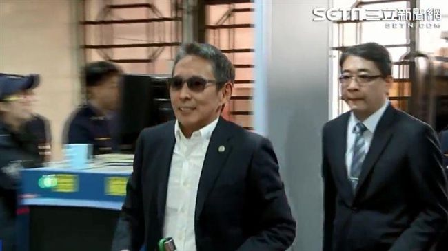 性侵起訴首露面　豆導只說這句話