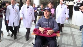 謝救命恩！秦良丰親寫卡片給主治醫師