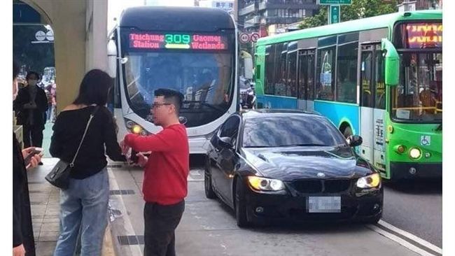 「非常兇猛」！BMW硬來　乘客驚嚇