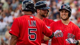 ▲林子偉（左）開幕留在25人名單的競爭壓力大。（圖／翻攝自紅襪推特） 