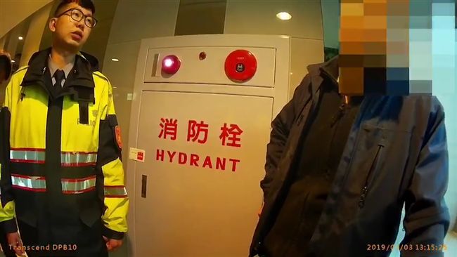 清潔工大鬧醫院　嗆警：識別證拿出來
