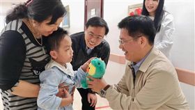 普悠瑪7歲童可下床走了！林佳龍暖送「莎莉」讓勇敢不孤單
圖翻攝自林佳龍臉書