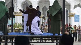 印尼女子遭鞭刑（圖／翻攝自推特）