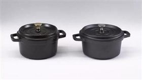 中國的山寨貨再次名揚國際！德國反剽竊行動協會「Aktion Plagiarius」日前公布「金鼻子剽竊獎（Plagiarius）」得獎名單，中國企業包辦前10名，可說是「最大贏家」。其中榮登第3名、抄襲德國雙人牌Staub鑄鐵鍋的浙江柯藍工貿公司受訪否認：「我們沒有剽竊，是自己研發設計！」（圖／翻攝自微博）