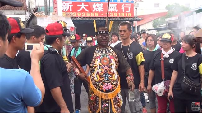 黑面男神神跡多！嗜喝高粱愛看辣妹