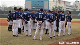 ▲Lamigo練習賽結束集合。（圖／記者蕭保祥攝影）