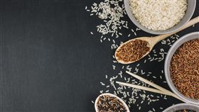 糙米,全穀類（圖／freepik）https://www.freepik.com/free-photo/spoons-bowls-with-assorted-rice_2856752.htm