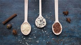 糙米,全穀類（圖／freepik）https://www.freepik.com/free-photo/three-different-types-rice-spoons-table_3661374.htm